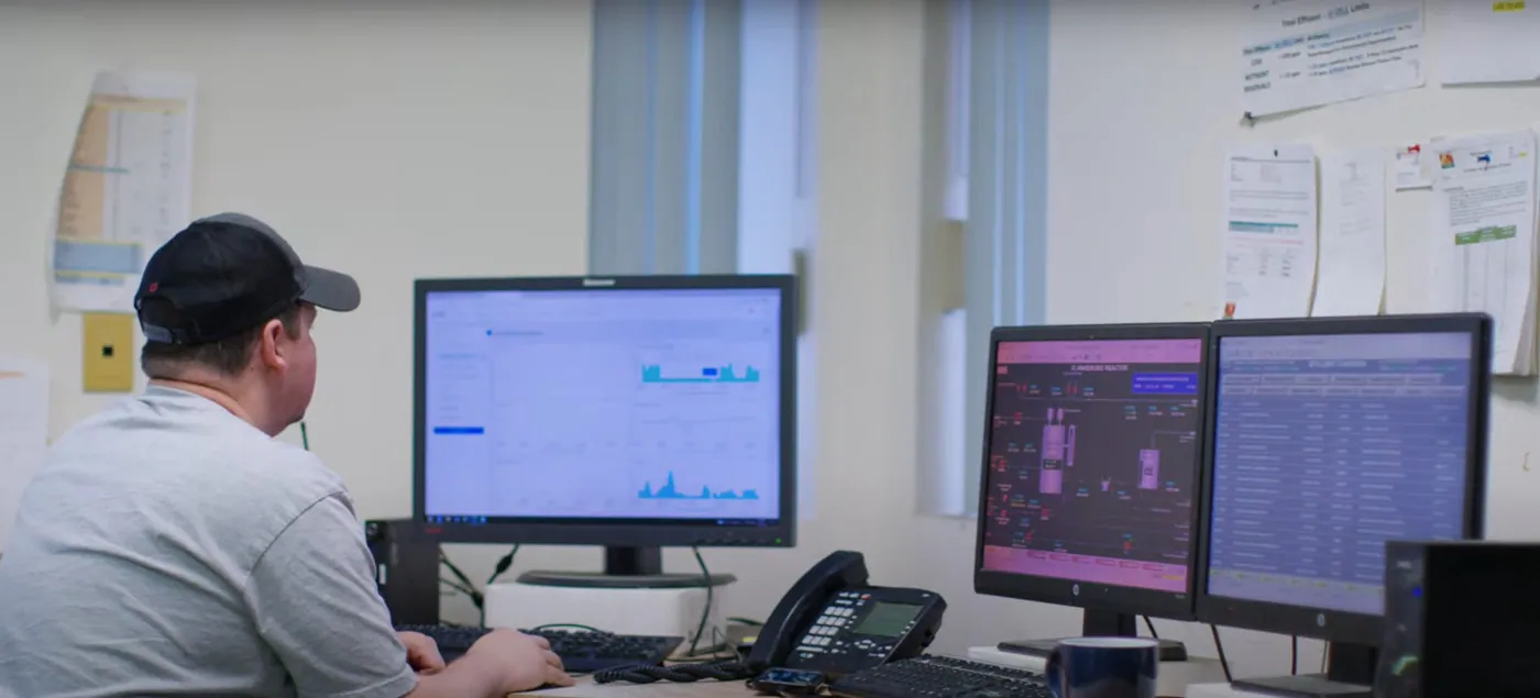 An operator using a desktop computer to review plant readings and trending analysis in the Pani platform